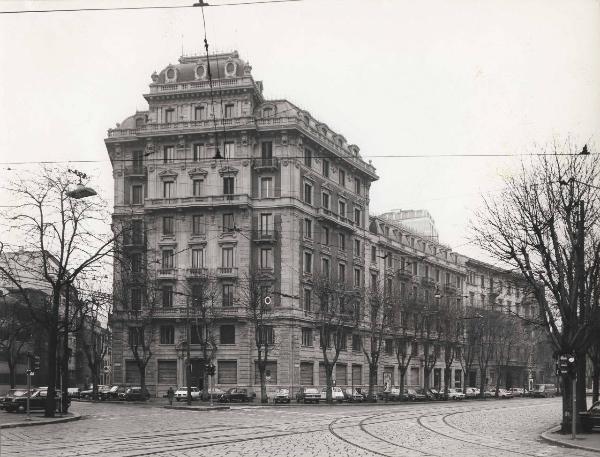 Milano - Montedison - Palazzo Foro Buonaparte 16 angolo via Sacchi - Veduta