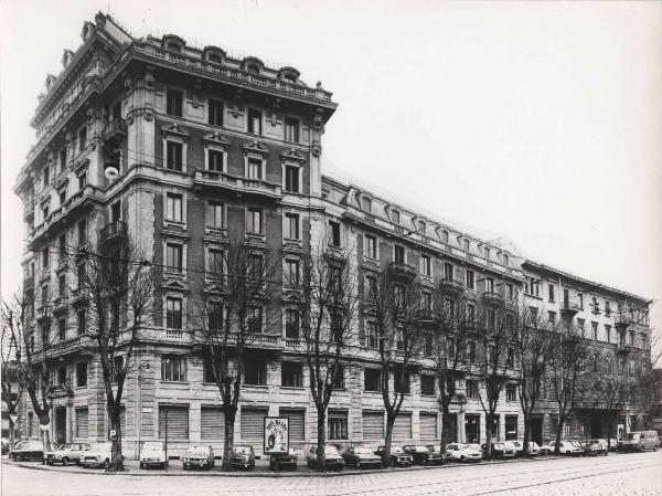 Milano - Montedison - Palazzo Foro Buonaparte 16 angolo via Sacchi - Veduta