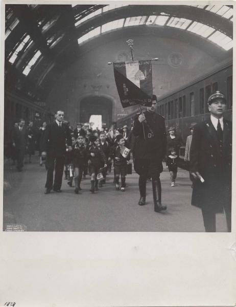 Milano - Stazione centrale - Partenza per le colonie marine - Bambini