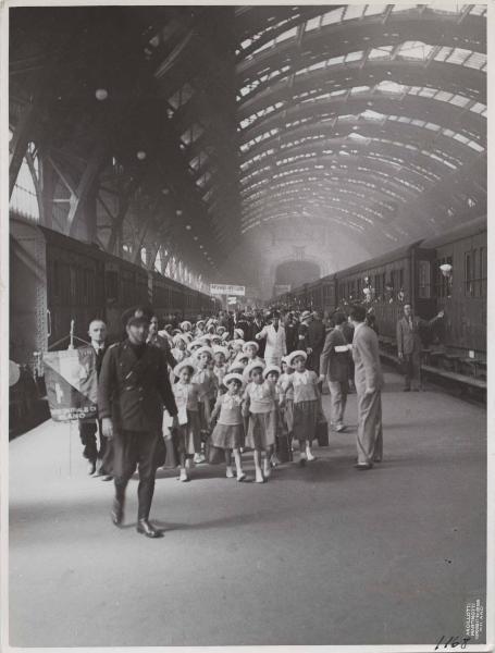 Milano - Stazione centrale - Partenza per le colonie marine - Bambini