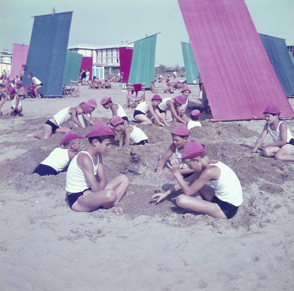 Bibione - Colonia marina Pio XII - C.I.F. - Bambini - Spiaggia - Parasoli