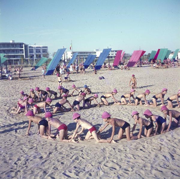 Bibione - Colonia marina Pio XII - C.I.F. - Bambini - Spiaggia - Giochi