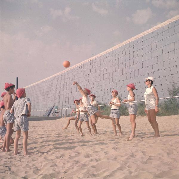 Bibione - Colonia marina Pio XII - C.I.F. - Spiaggia - Bambini - Pallavolo