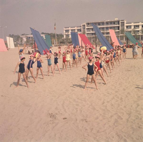 Bibione - Colonia marina Pio XII - C.I.F. - Spiaggia - Bambine - Gioco