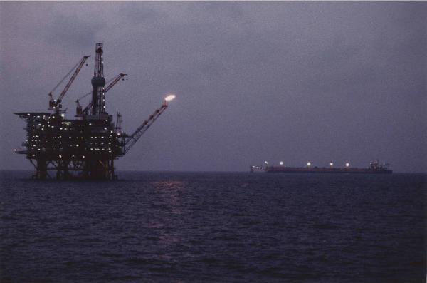 Ragusa - Canale di Sicilia - Campo Vega - Piattaforma petrolifera fissa off-shore Vega-A - Vega Oil (FSO-Floating Storage Offloading) - Veduta notturna