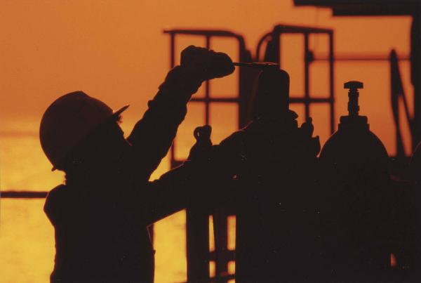 Ragusa - Canale di Sicilia - Campo Vega - Piattaforma petrolifera fissa off-shore Vega-A - Tecnico al lavoro - Tramonto