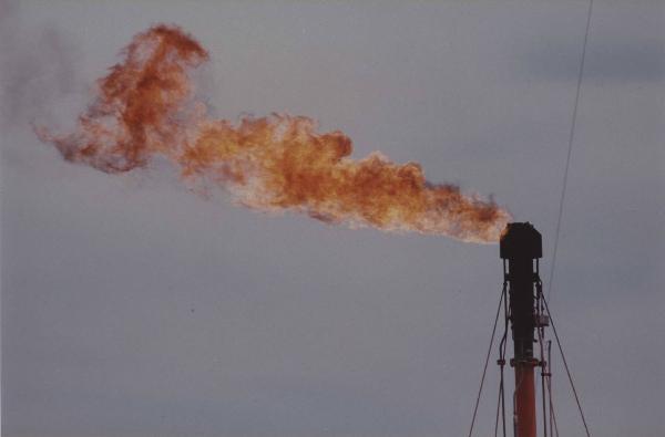 Ragusa - Canale di Sicilia - Campo Vega - Piattaforma petrolifera fissa off-shore Vega-A - Fiaccola