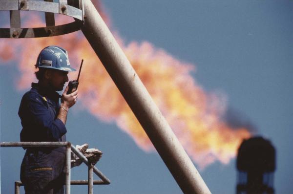 Ragusa - Canale di Sicilia - Campo Vega - Piattaforma petrolifera fissa off-shore Vega-A - Tecnico alla radio - Fiaccola