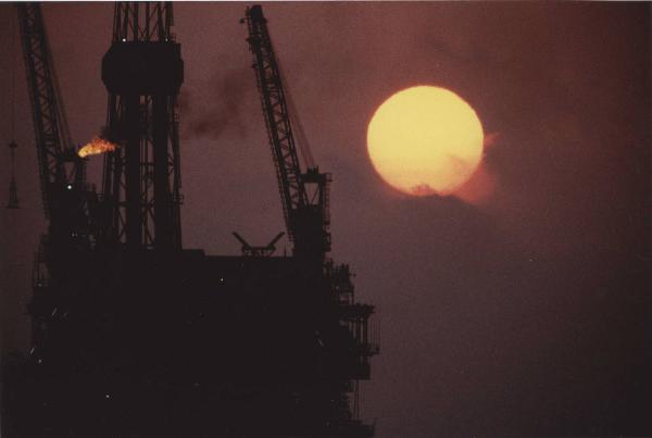 Ragusa - Canale di Sicilia - Campo Vega - Piattaforma petrolifera fissa off-shore Vega-A - Sole al tramonto