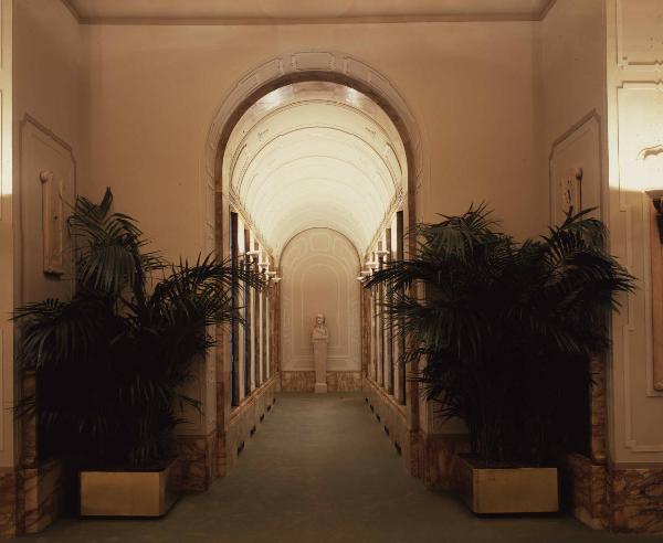 Milano - Foro Buonaparte - Palazzo Edison - Busto Alessandro Volta - Corridoio