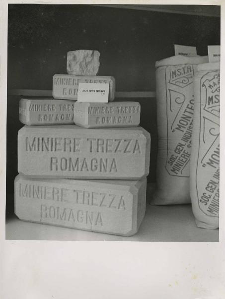Milano - Fiera campionaria del 1939 - Padiglione Montecatini - Sala prodotti chimici per l'agricoltura - Mattonelle di zolfo doppio raffinato
