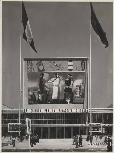 Milano - Fiera campionaria del 1947 - Padiglione Montecatini - Veduta dell'ingresso - Pannello decorativo