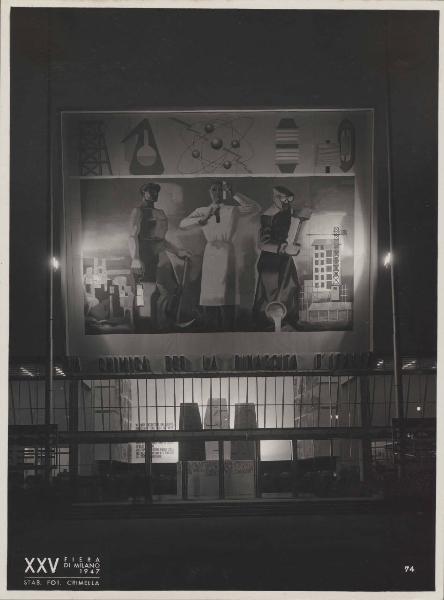 Milano - Fiera campionaria del 1947 - Padiglione Montecatini - Veduta notturna dell'ingresso - Pannello decorativo
