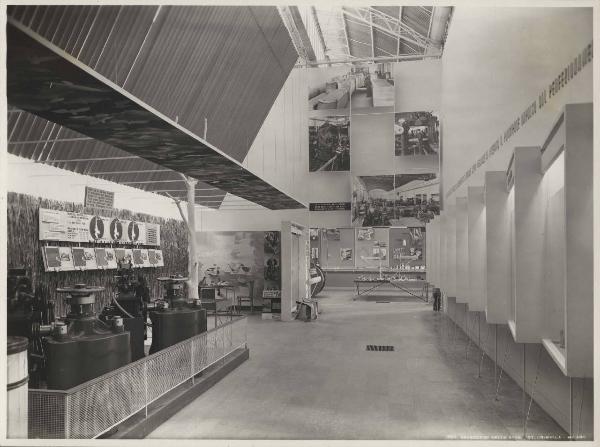 Milano - Fiera campionaria del 1947 - Padiglione Montecatini - Sala zinco e piombo