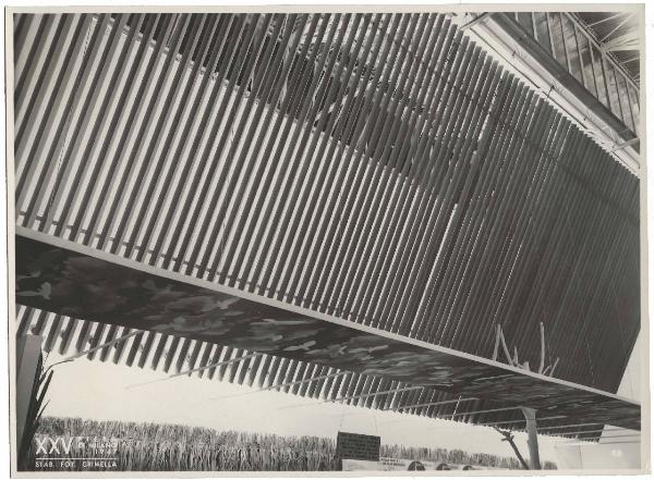 Milano - Fiera campionaria del 1947 - Padiglione Montecatini - Sala zinco e piombo - Particolare dell'allestimento del soffitto