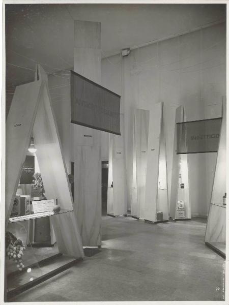 Milano - Fiera campionaria del 1955 - Padiglione Montecatini - Sala antiparassitari - Stand anticrittogramici - Aspor - Tiezene