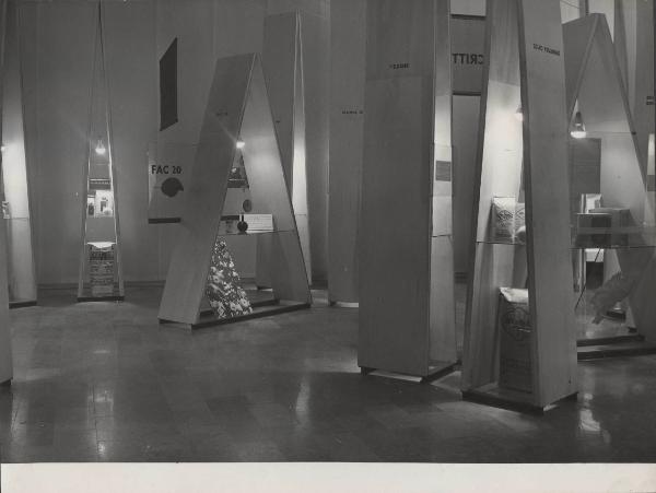 Milano - Fiera campionaria del 1955 - Padiglione Montecatini - Sala antiparassitari - Stand anticrittogramici - Fac 20 - Tiezene - Zolfo colloidale