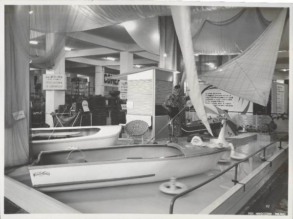 Milano - Fiera campionaria del 1955 - Stand Materie plastiche Montecatini - Barche da diporto