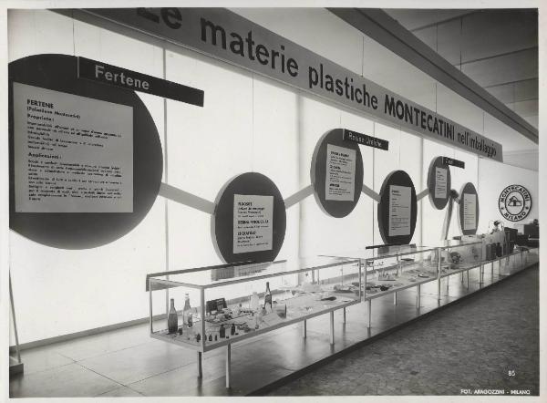 Milano - Fiera campionaria del 1955 - Stand Materie plastiche Montecatini per l'imballaggio - Fertene - Resine ureiche - Vinavil