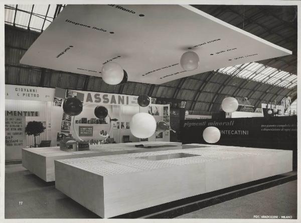 Milano - Fiera campionaria del 1955 - Stand Pigmenti minerali Montecatini