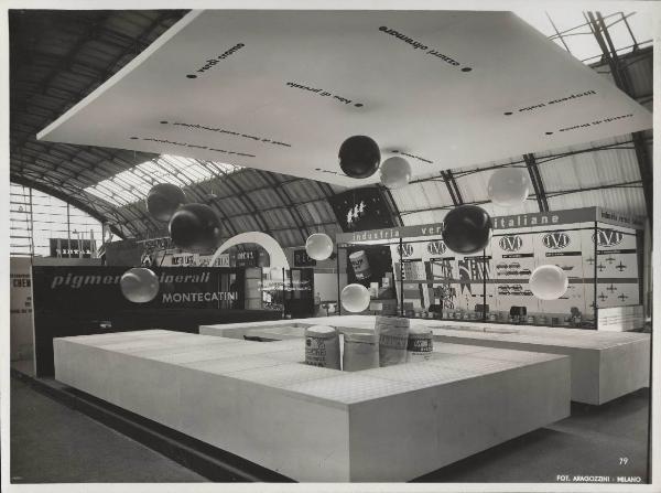 Milano - Fiera campionaria del 1955 - Stand Pigmenti minerali Montecatini - Esposizione prodotti