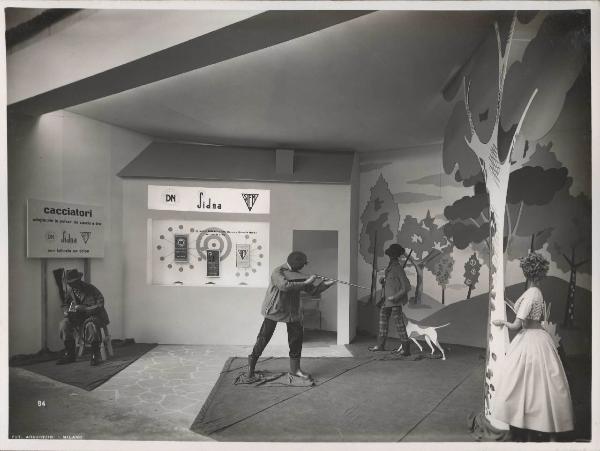 Milano - Fiera campionaria del 1955 - Stand polveri da caccia e tiro Montecatini