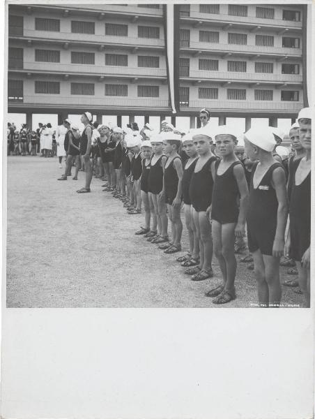 Cervia - Colonia marina Montecatini - Bambini in costume da bagno - [Giornata inaugurale]