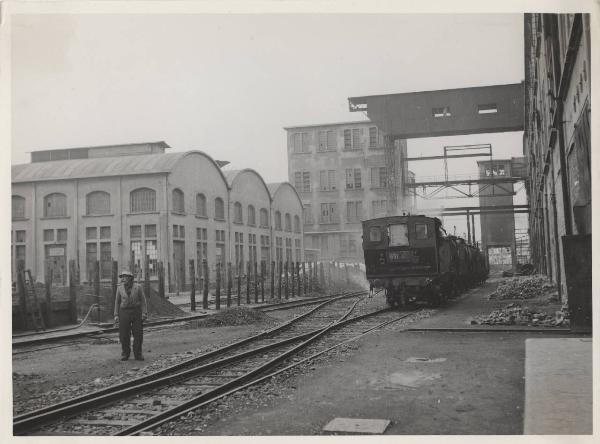 Porto Marghera - INA (Industria Nazionale Alluminio) - Edificio agglomerazione - Ponte gru pensile dei forni per ghisa - Treno trasporto materiale