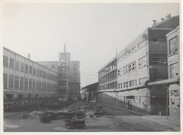 Porto Marghera - INA (Industria Nazionale Alluminio) - Edificio deposito bauxite criolite e fonderia - Carrelli