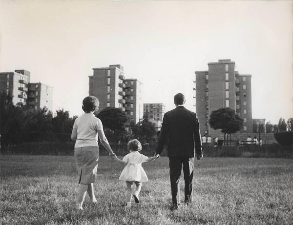 Milano - Affori - Edifici per dipendenti - Famiglia