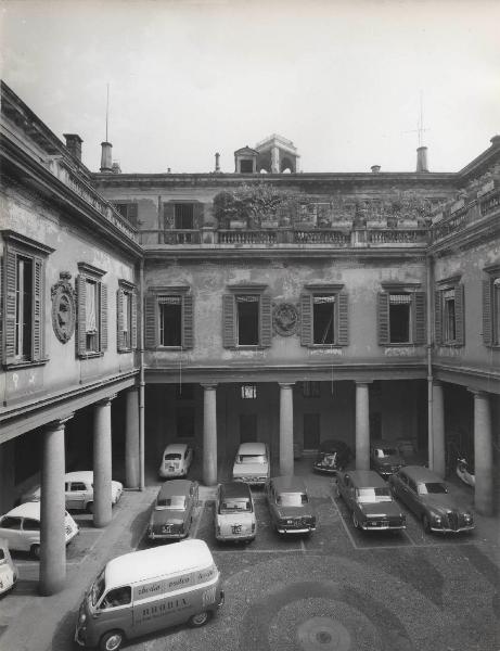 Milano - Palazzo Melzi d'Eril - Cortile interno - Mezzo consegne Rhodia