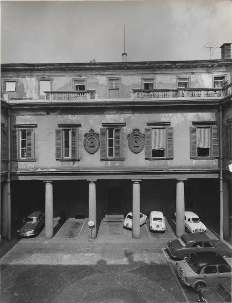 Milano - Palazzo Melzi d'Eril - Cortile interno - Automobili parcheggiate