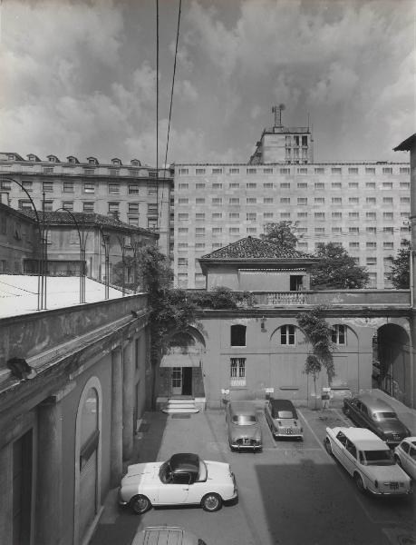 Milano - Palazzo Melzi d'Eril - Cortile interno - Automobili parcheggiate - Palazzo Montecatini