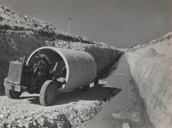 Brindisi - Stabilimento petrolchimico - Cantiere - Scavo - Tubi Bonna per acqua marina - Operaio - Trattore