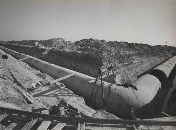 Brindisi - Stabilimento petrolchimico - Cantiere - Tubi Bonna per acqua marina