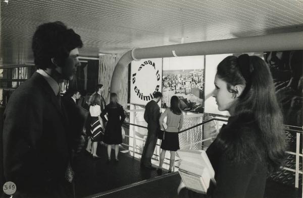 Milano - Fiera campionaria del 1968 - Padiglione Montecatini Edison - Visitatori
