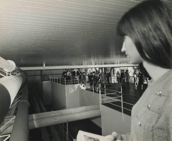 Milano - Fiera campionaria del 1968 - Padiglione Montecatini Edison - Visitatori