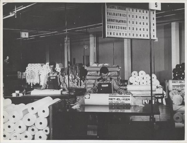 Bergamo - Reggiani spa - Industria tessile - Reparto confezione - Rotoli tessuti - Operai