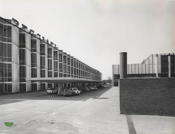 Bergamo - Reggiani spa - Industria tessile - Stabilimento - Veduta con parcheggio