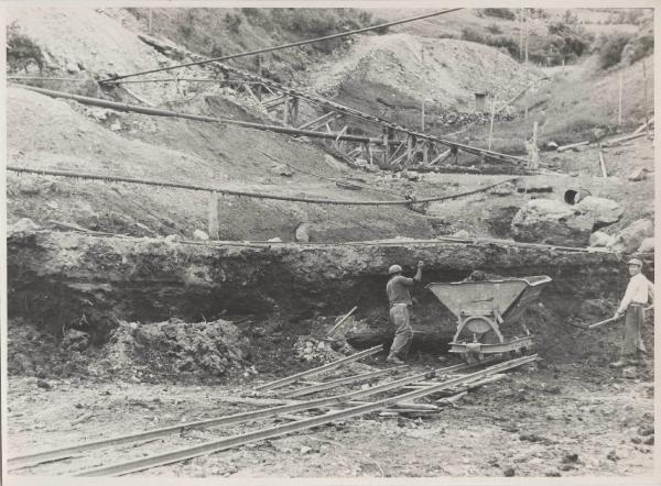 Curon Venosta - Impianto idroelettrico - Laghi di Resia - Cantiere - Costruzione serbatoio di San Valentino - Operai al lavoro