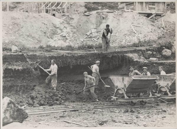 Curon Venosta - Impianto idroelettrico - Laghi di Resia - Cantiere - Costruzione diga di San Valentino e serbatoio - Operai