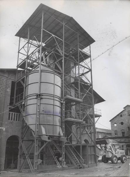 Barletta - Stabilimento chimico - Prodotti chimici per l'agricoltura - Silos pirite