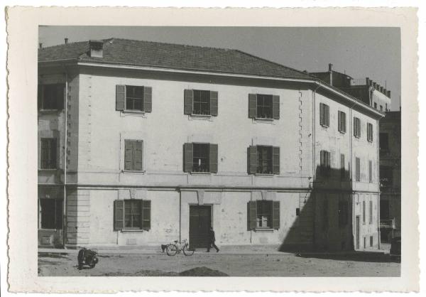 Crotone - Piazza Messina - Case sociali per capi reparto