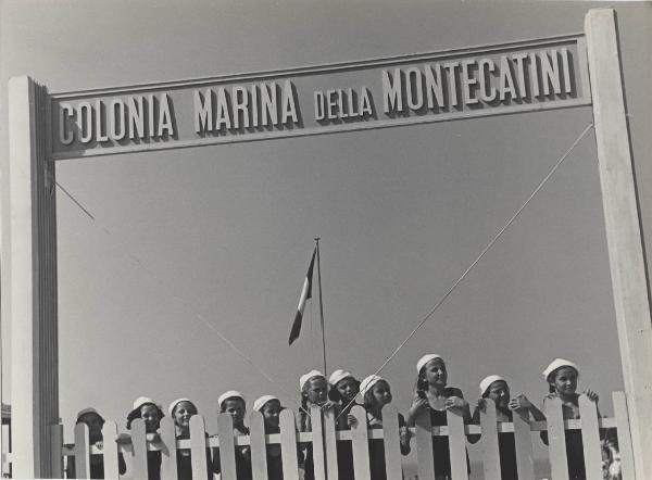 Lido di Camaiore - Casa al mare della Montecatini - Colonia marina - Spiaggia - Bambine in costume da bagno