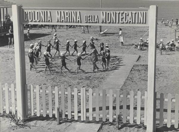 Lido di Camaiore - Casa al mare della Montecatini - Colonia marina - Spiaggia - Bambine - Girotondo