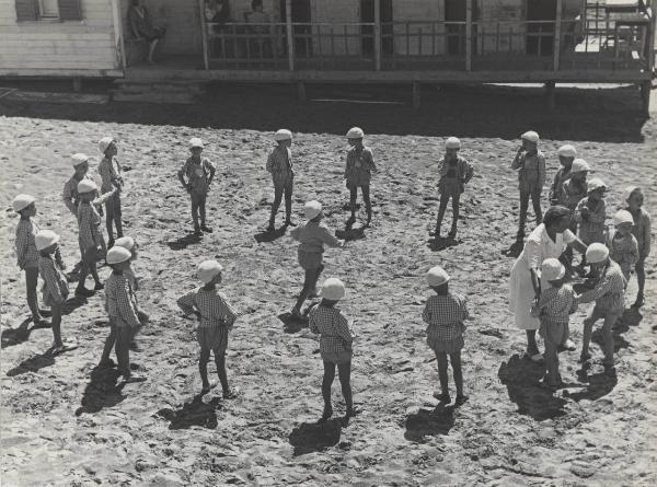 Lido di Camaiore - Casa al mare della Montecatini - Colonia marina - Spiaggia - Bambini - Giochi