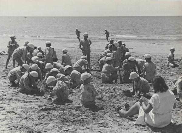 Lido di Camaiore - Casa al mare della Montecatini - Colonia marina - Spiaggia - Bambini - Giochi