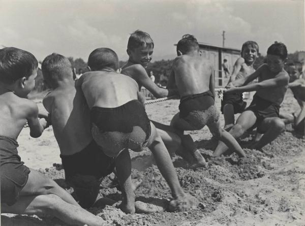 Lido di Camaiore - Casa al mare della Montecatini - Colonia marina - Spiaggia - Bambini - Tiro alla fune