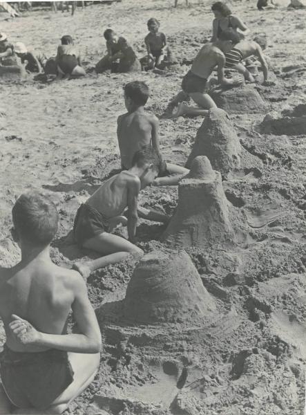 Lido di Camaiore - Casa al mare della Montecatini - Colonia marina - Spiaggia - Bambini - Giochi