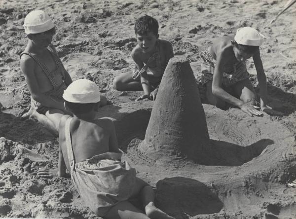 Lido di Camaiore - Casa al mare della Montecatini - Colonia marina - Spiaggia - Bambini - Giochi con la sabbia